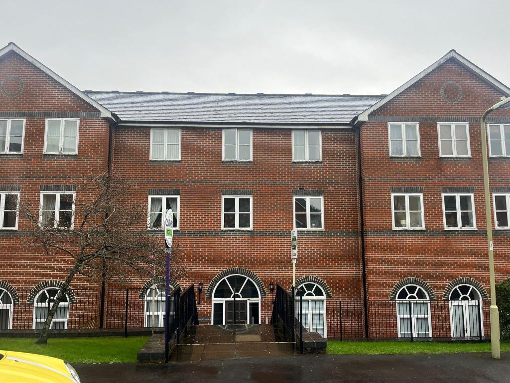 Lot: 83 - TOWN CENTRE FLAT WITH PARKING - Front of the Block
